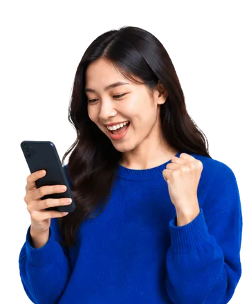 Wanita bersemangat karena berhasil mengklaim diskon dari ponselnya.